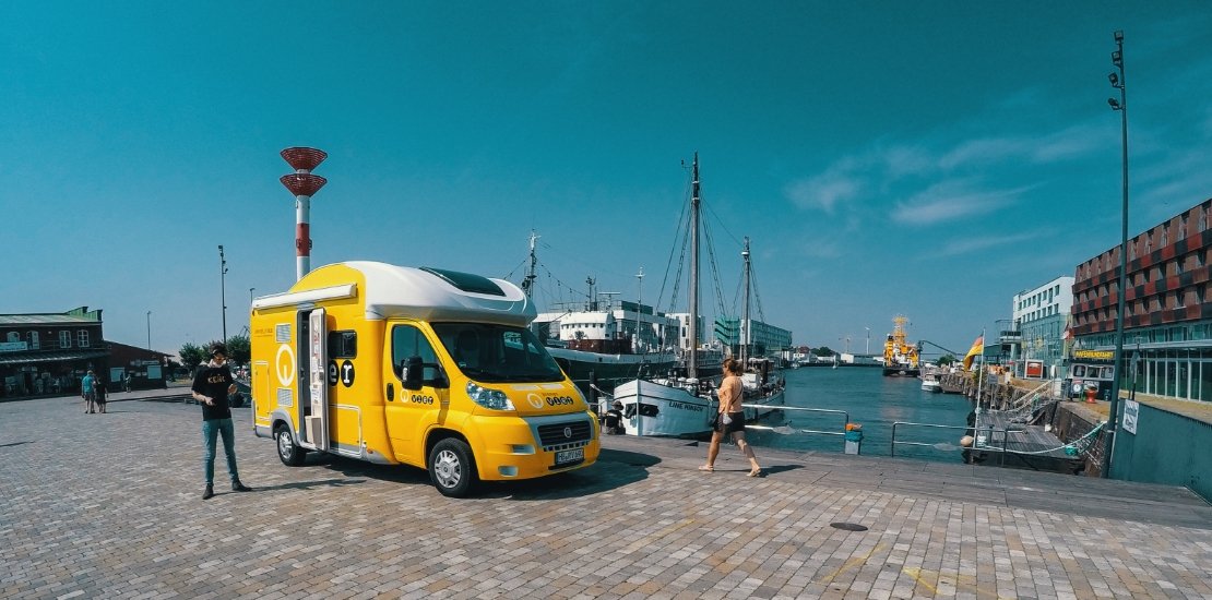 Ein Wohnmobil mit Bremen Vier-Branding im Hafen in Bremerhaven