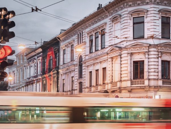 Eine Langzeitbelichtung von einer Straßenbahn die durch das Bremer Viertel fährt