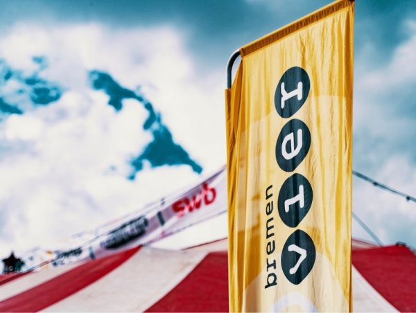 Eine Bremen Vier-Flagge vor einem Veranstaltungszelt